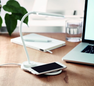 Logotrade Firmengeschenke das Foto: Tischleuchte und Ladegerät 10W